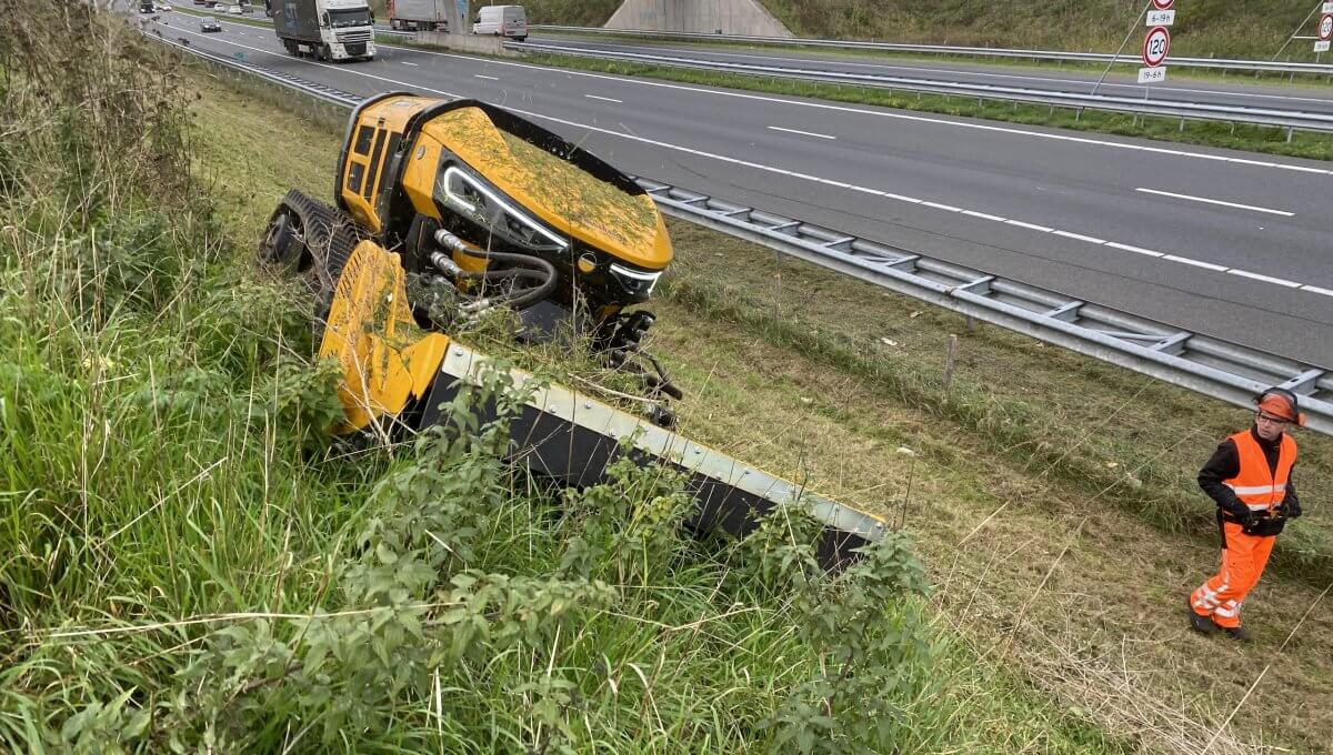 Robotic slope mower
