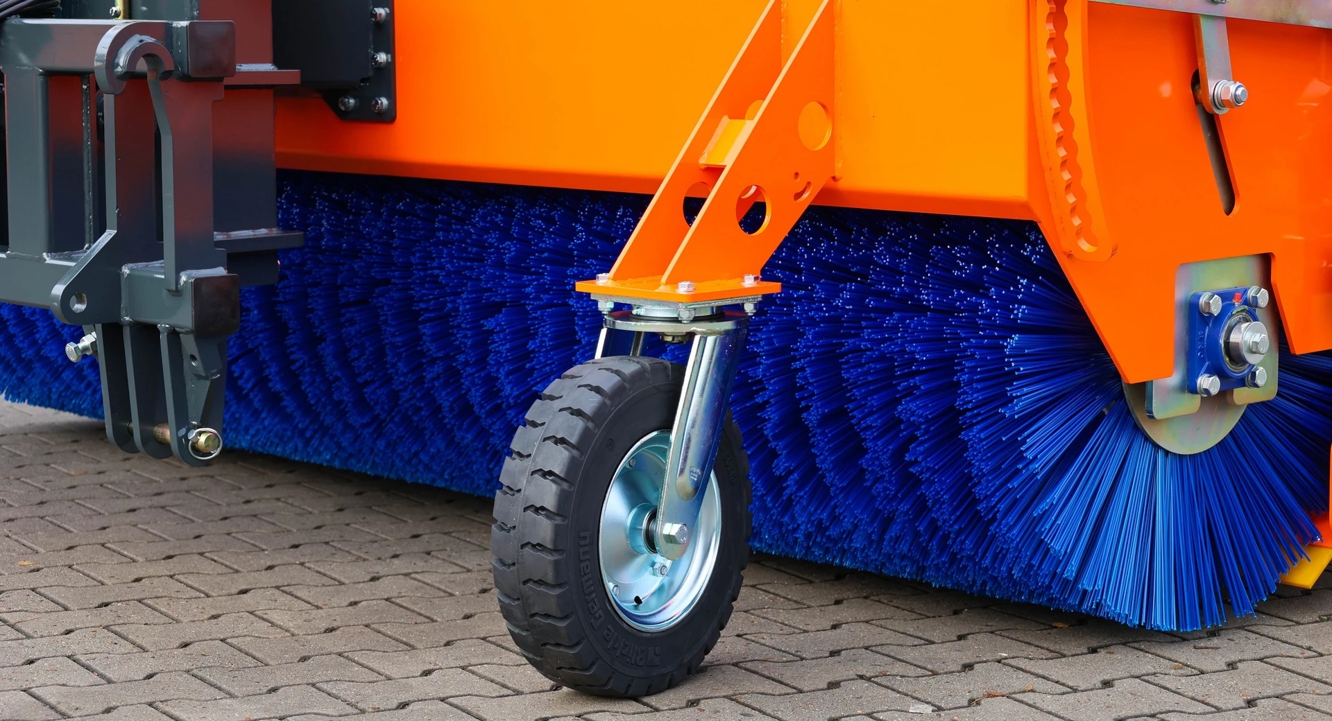 Profi_Champ_Heavy_Duty_Loader_Yard_Hydraulic_Sweeper (3)