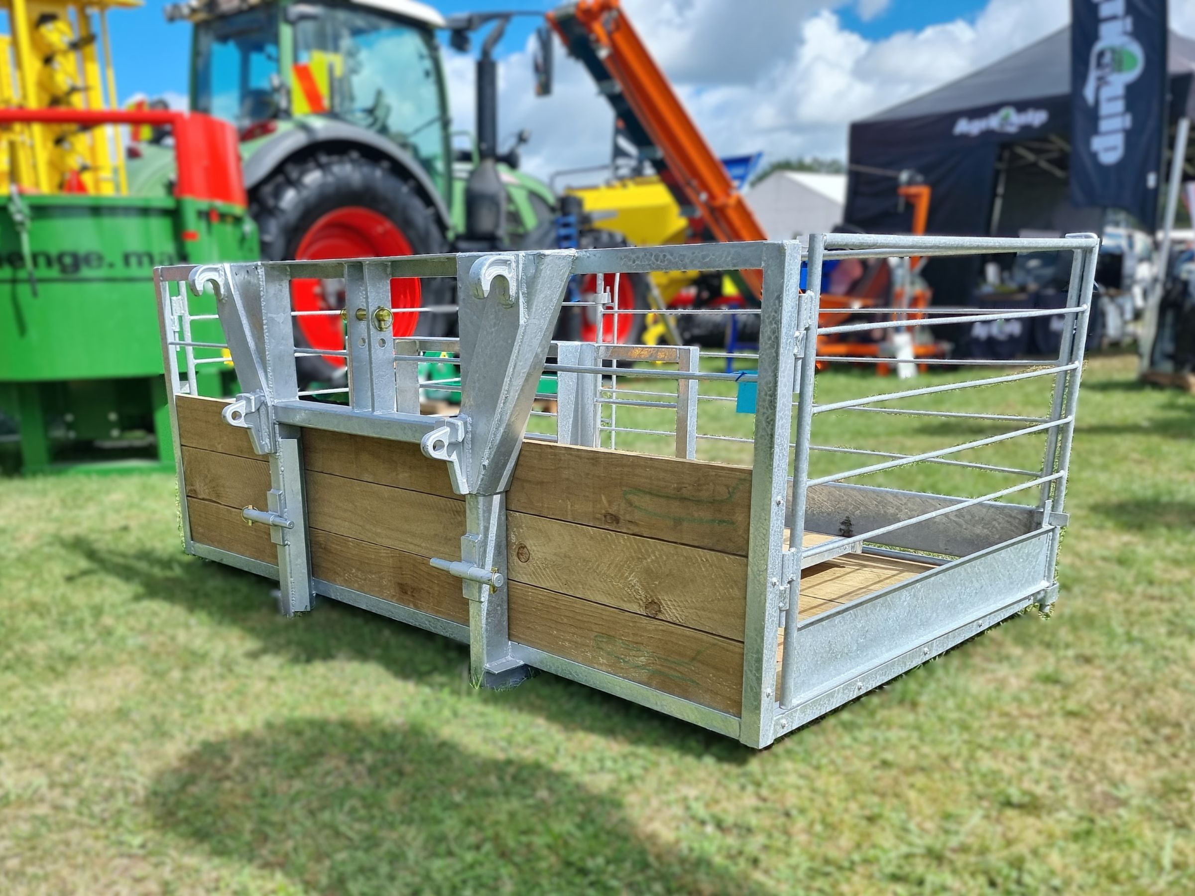 Tractor tray for calving with stock crate
